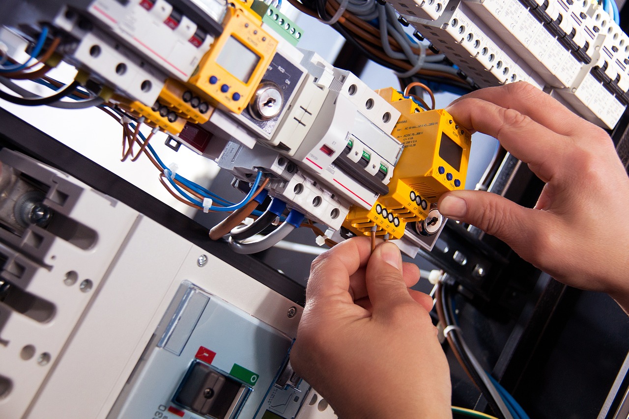 VdS anerkannter Sachverständiger zum Prüfen elektrischer Anlagen VdS anerkannter Sachverständiger zum Prüfen elektrischer Anlagen